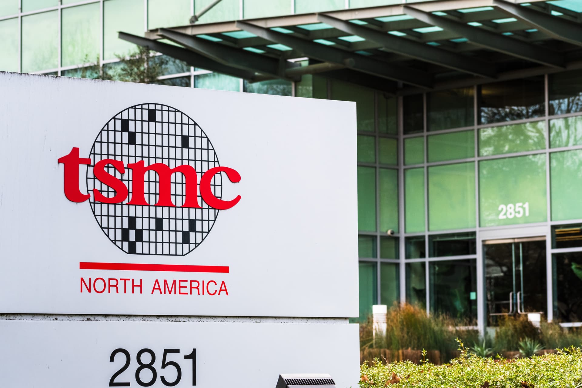 tsmc stock gain on q3 earnings but tariff warrant caution