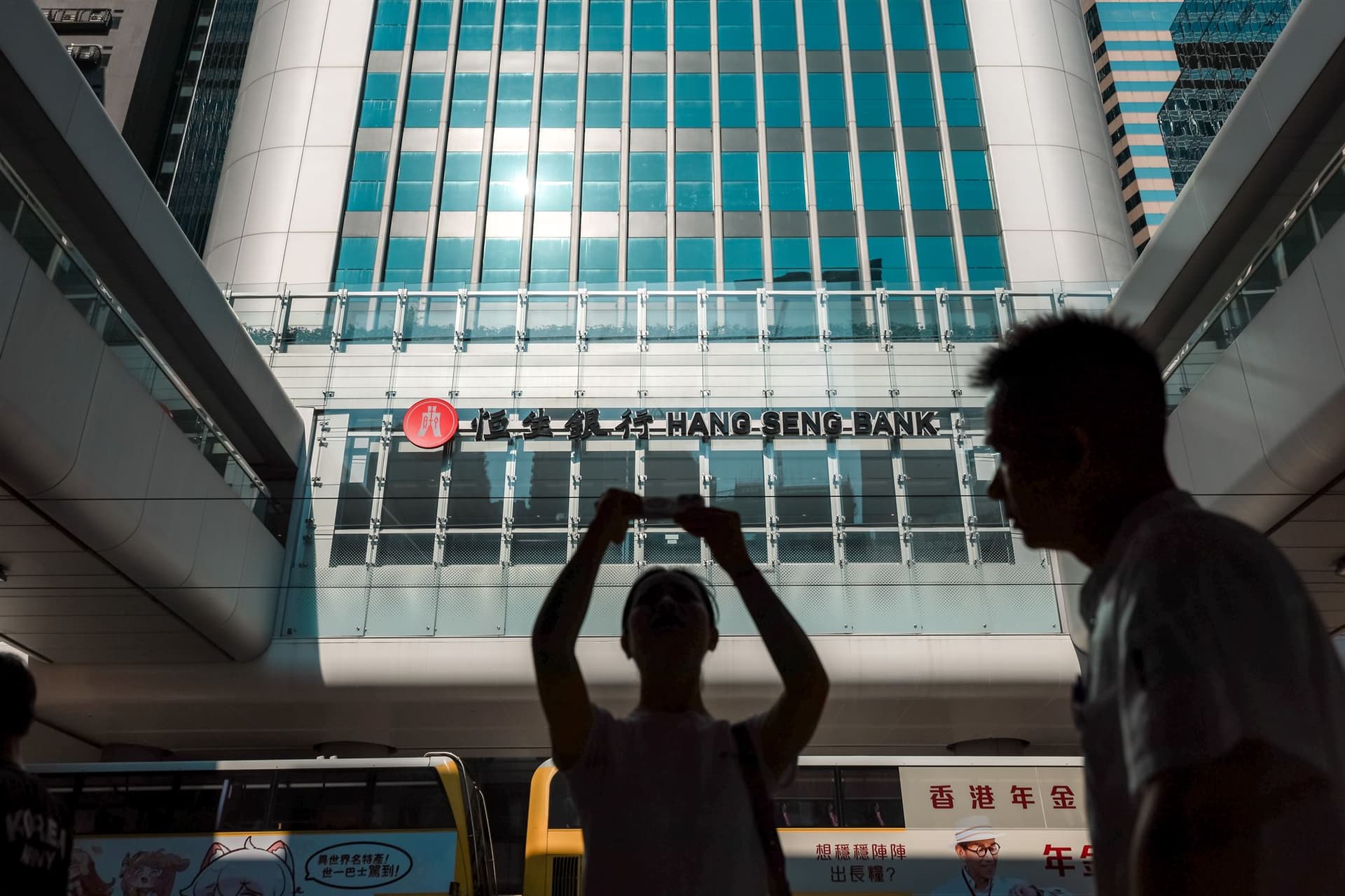 People walk past Hang Seng Bank’s headquarters in Central, Hong Kong on Oct 9, 2025. (ANDY CHONG / CHINA DAILY)